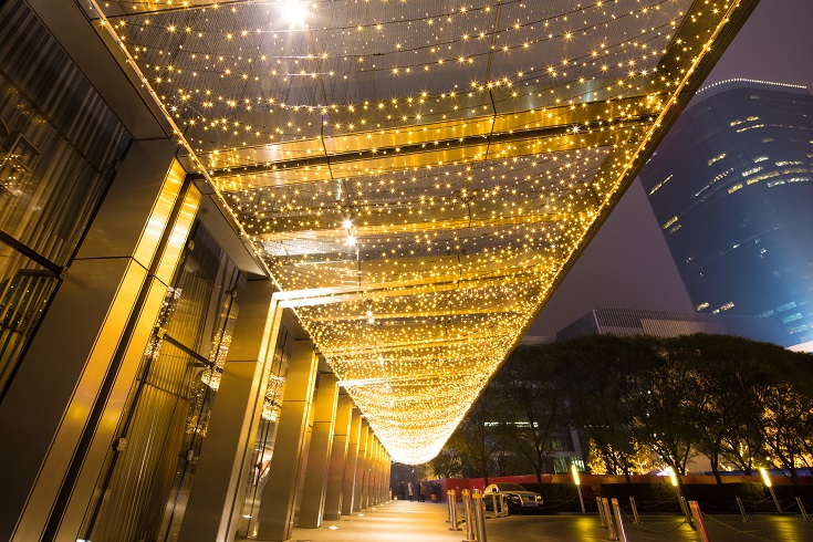金桐东路、景茂街，金色灯光共述美好期待。